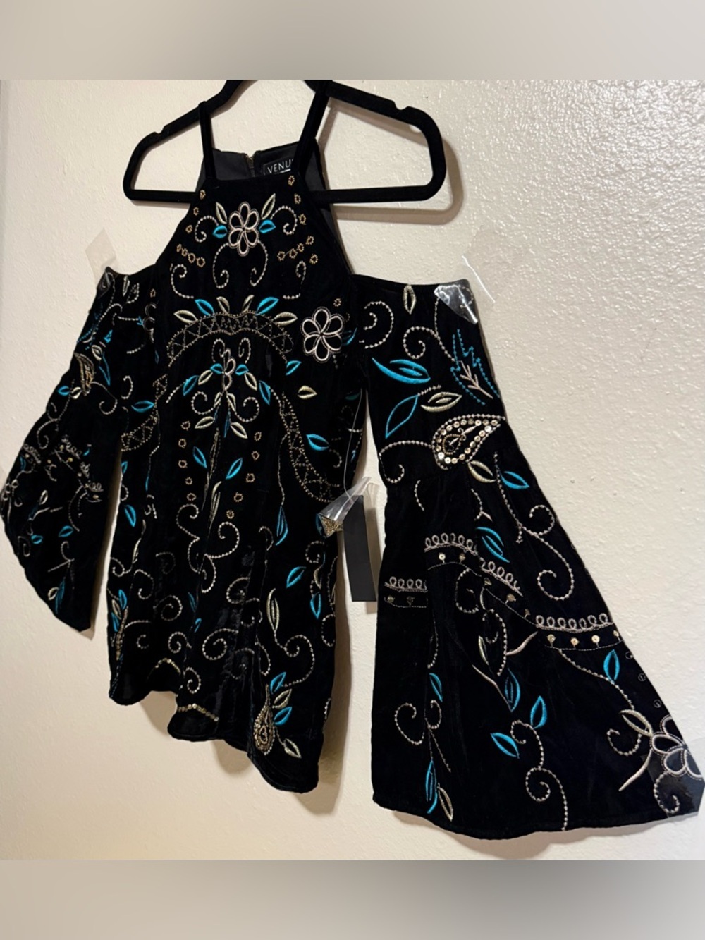 NWT Venus Black Velvet Embroidered Cold Shoulder Blouse | Boho Sequin Top Size 2 - Picture 3 of 5